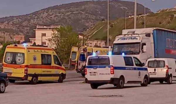 Σοβαρό τροχαίο στην Καβάλα: 22χρονος χαροπαλεύει στη ΜΕΘ – Συγκρούστηκε με σταθμευμένο φορτηγό