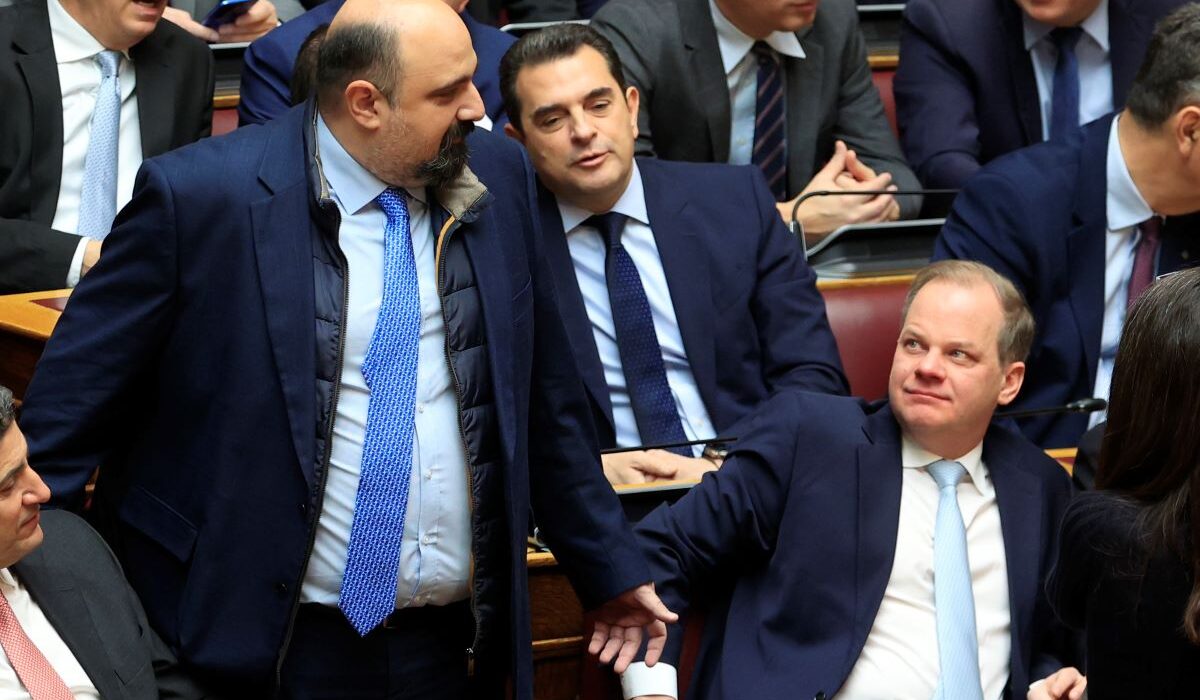 Καραμανλής στα βήματα Τριαντόπουλου: Το Μαξίμου επικαλείται τη Δικαιοσύνη ως ασπίδα για τις πολιτικές ευθύνες στα Τέμπη