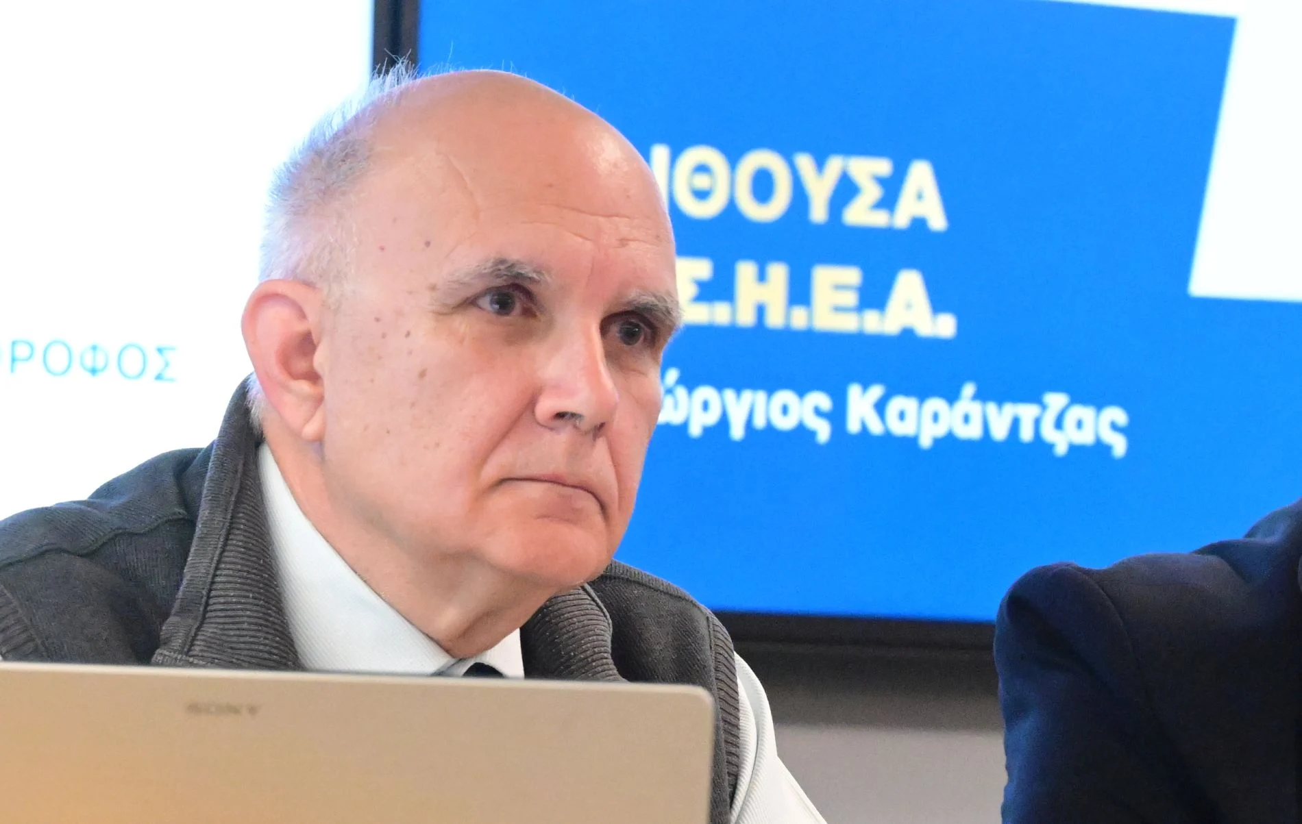 Καταπέλτης ο Νίκος Κάρναβος: «Θεωρίες φτιαγμένες στο Google πάνω σε στάχτες ανθρώπων – Η επιστήμη εξευτελίζεται για να καλυφθεί το έγκλημα των Τεμπών»