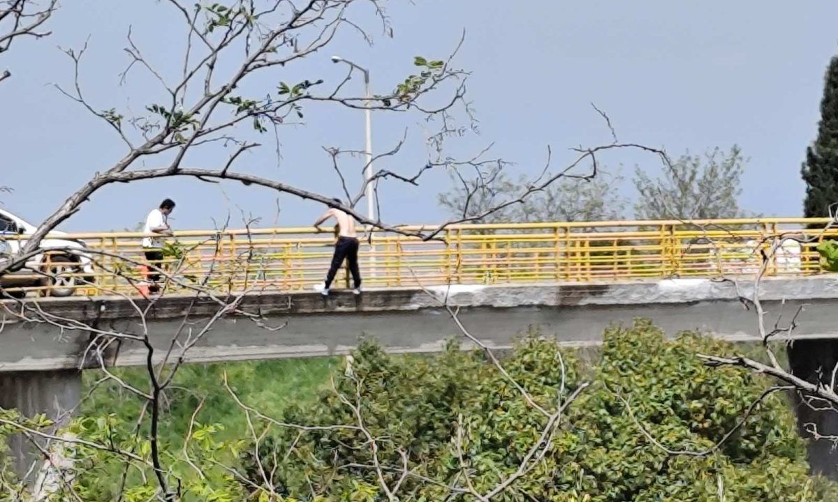 Κιλκίς: Ιρακινός μετανάστης απειλεί να αυτοκτονήσει σε γέφυρα για να μην απομακρυνθεί η σύζυγός του από τη δομή φιλοξενίας