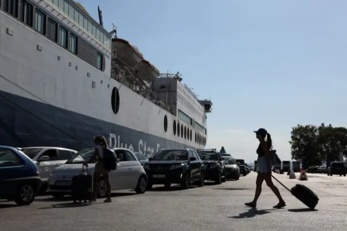 Διπλή ταλαιπωρία στο λιμάνι του Πειραιά για εκατοντάδες ταξιδιώτες του Πάσχα. Καθυστέρηση λόγω εμπλοκής κάβου και μηχανική βλάβη σε δύο πλοία προκαλούν εκνευρισμό και αβεβαιότητα.