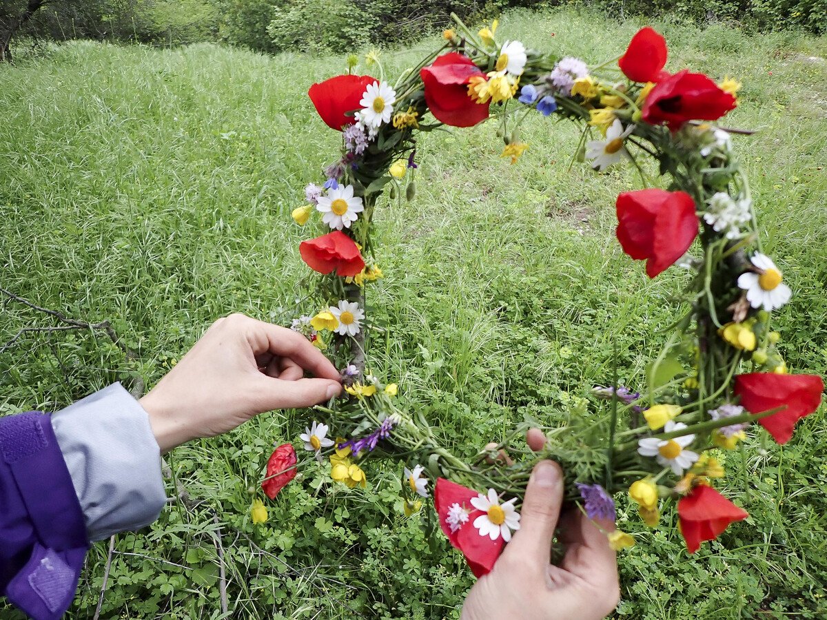 Η Πρωτομαγιά αποτελεί καθιερωμένη επίσημη αργία, συνοδευόμενη από το κλείσιμο σχολείων, δημοσίων υπηρεσιών και επιχειρήσεων