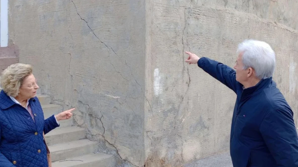 Συναγερμός στις Βούτες Ηρακλείου: Σπεύδει ο Ευθύμης Λέκκας για αυτοψία μετά τα ξαφνικά ρήγματα σε δρόμους και κατοικίες