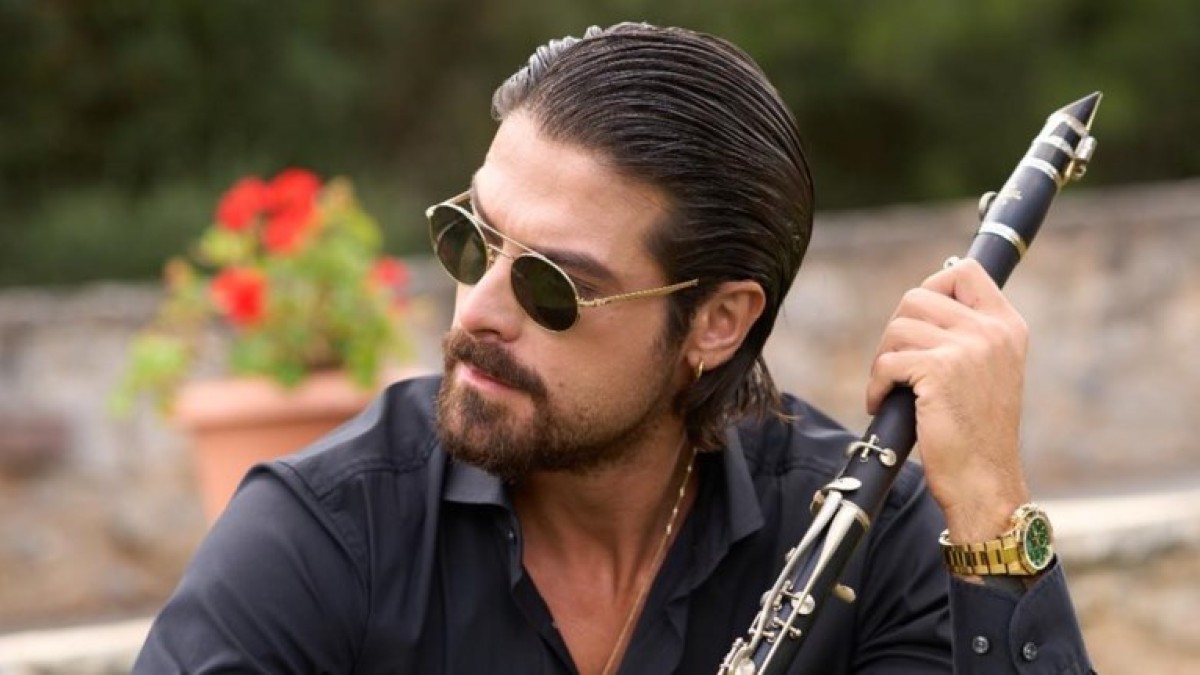 Στο νοσοκομείο «Γεννηματάς» διακομίστηκε ο Άρης Μουγκοπέτρος, γνωστός μουσικός, μετά από τραυματισμό που υπέστη στο χέρι