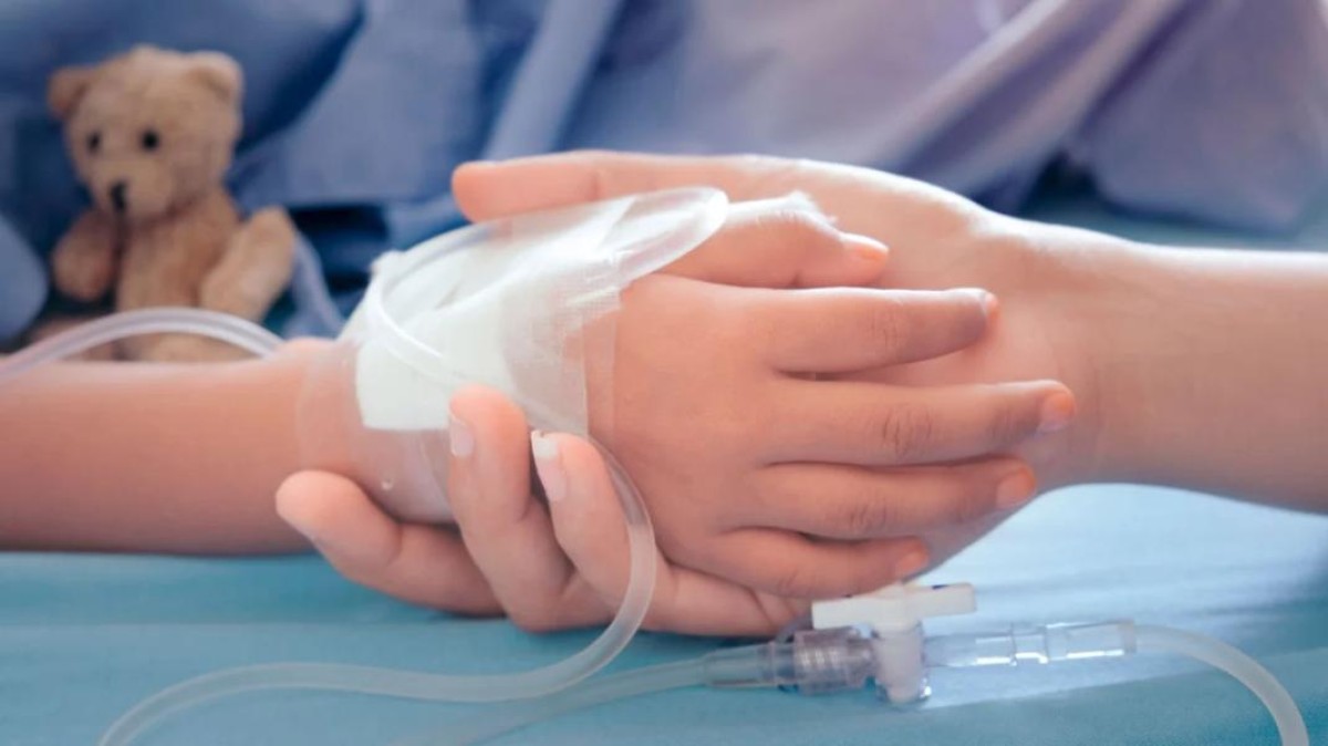 Περίπου ένας μήνας έχει περάσει από τη μέρα που ο 9χρονος Άγγελος από τη Λάρισα πνίγηκε την ώρα που έτρωγε ένα πορτοκάλι στο σχολείο