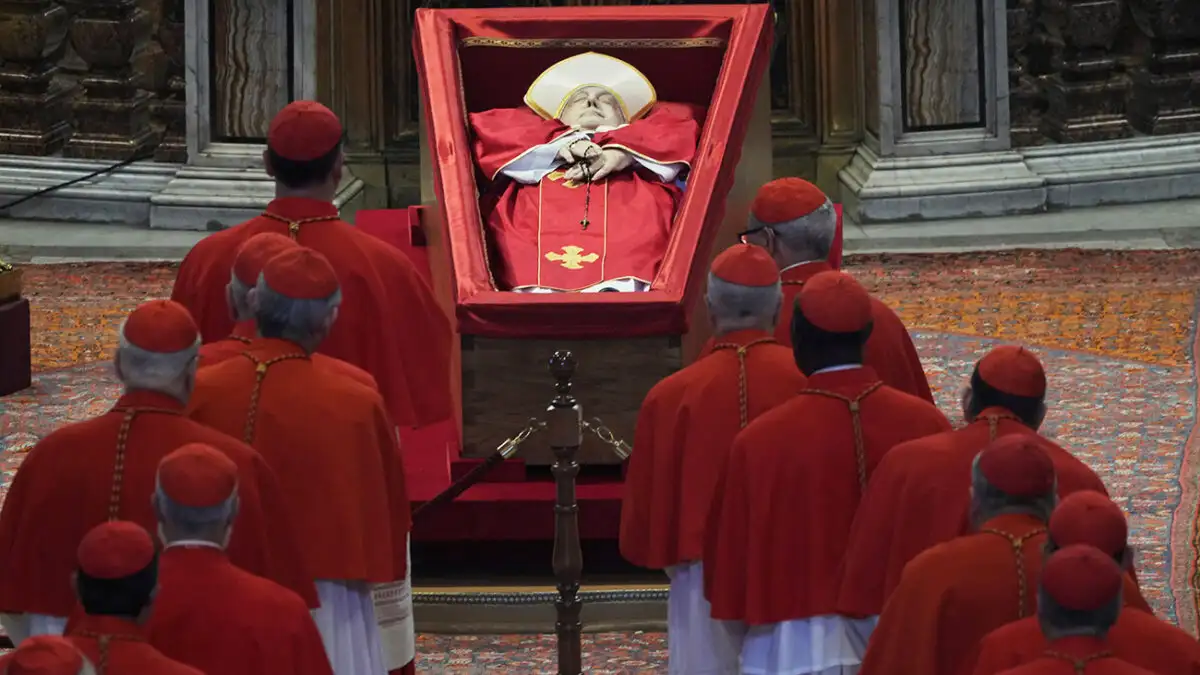 Πάπας Φραγκίσκος: Η συντήρηση της σορού του με θανατοπραξία – Πώς διαφέρει από την ταρίχευση