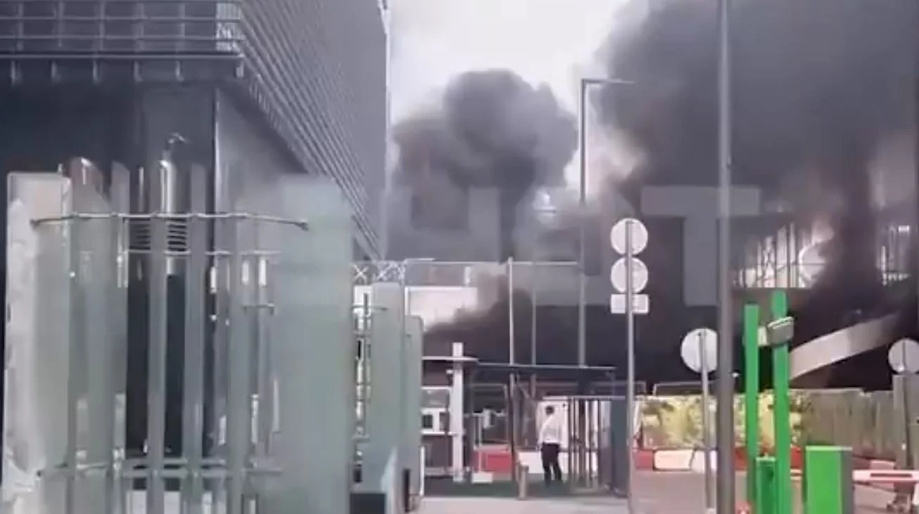 Μόσχα: Έκρηξη αυτοκινήτου προκαλεί πυρκαγιά σε εμπορικό κέντρο στο κέντρο της πόλης – Συναγερμός στις Αρχές