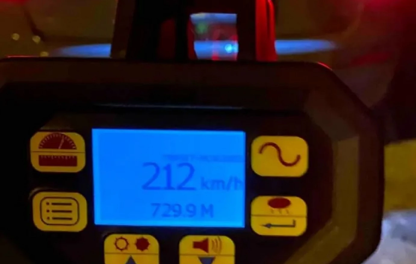 Περιφερειακή Υμηττού: 55χρονος οδηγός "πετούσε" με 212 χλμ/ώρα με τα παιδιά του στο αυτοκίνητο – Δίωξη για επικίνδυνη οδήγηση και έκθεση ανηλίκου