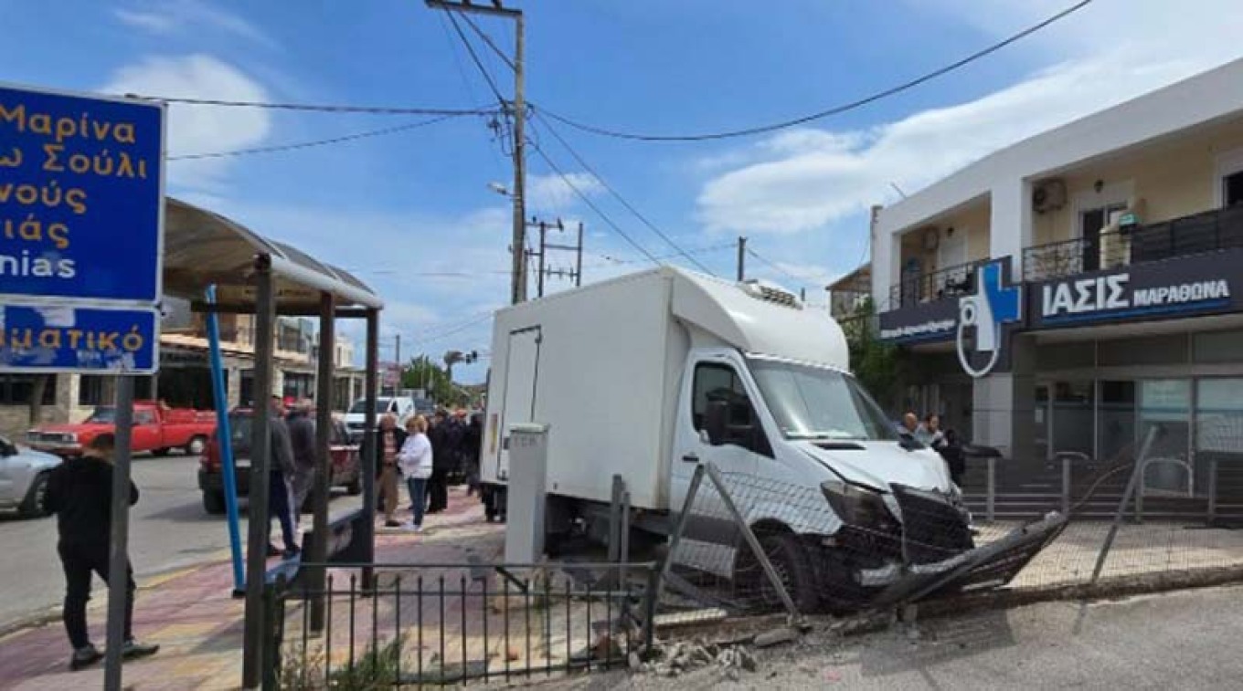 Τρόμος σε στάση λεωφορείου στο Μαραθώνα: Φορτηγό έπεσε πάνω σε μαθητές – Τραυματίστηκε ανήλικος