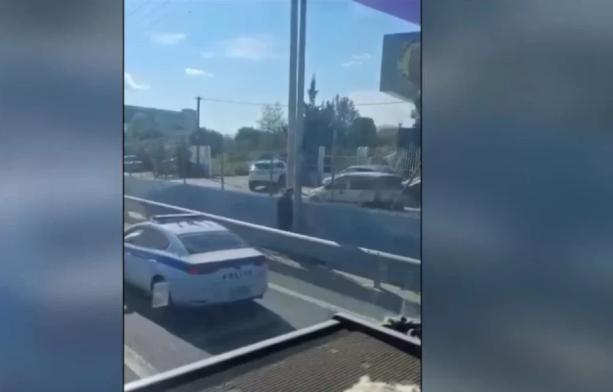 Αδιανόητο: Οδηγός σταματά στη μεσαία λωρίδα του Κηφισού για να πάει τουαλέτα – Νταλίκες, κορναρίσματα και ένα περιπολικό συνθέτουν αυτή την σουρεάλ πραγματικότητα που βίωσαν εκατοντάδες οδηγοί