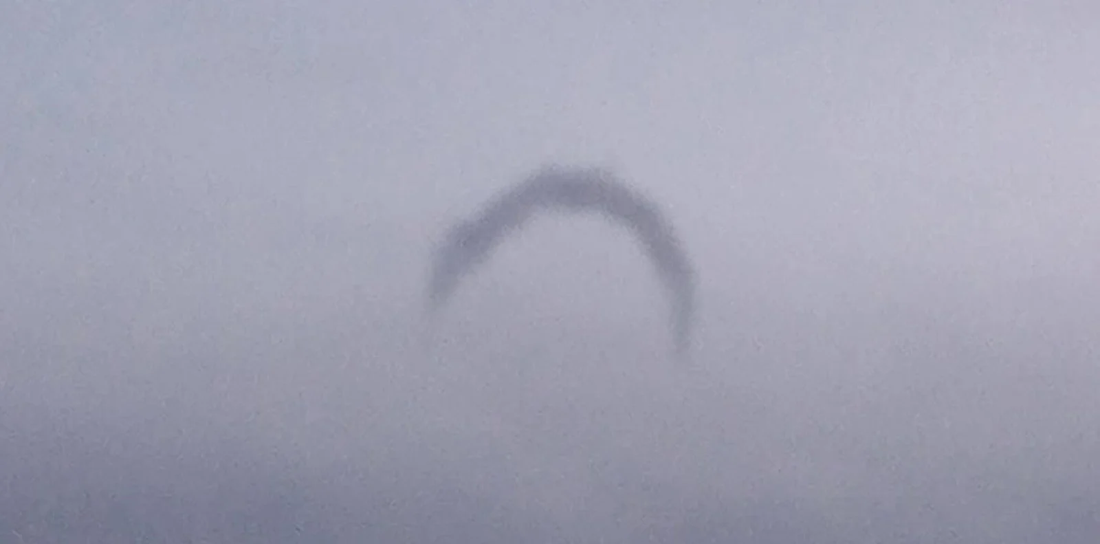 Ένα σπάνιο καιρικό φαινόμενο εντόπισαν οι πολίτες στον ουρανό των Τρικάλων. Πρόκειται για το Horseshoe cloud, ή σύννεφο σε σχήμα πέταλου.