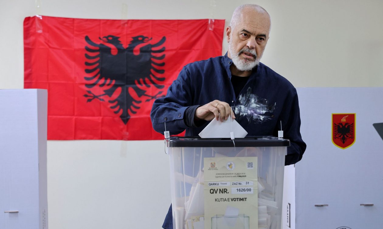 Με την μεγάλη αποχή να είναι το κύριο χαρακτηριστικό της διαδικασίας μέχρι τώρα,διεξάγονται σήμερα στην Αλβανία γενικές βουλευτικές εκλογές.