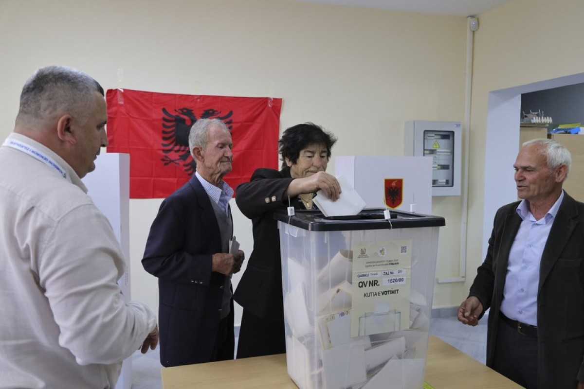 Αλβανία: Μέχρι και ποδηλατικούς αγώνες "φρόντισε" να περάσει μέσα από την Χειμάρρα ο Έντυ Ράμα,ώστε να μην μπορούν οι κάτοικοι να πάνε