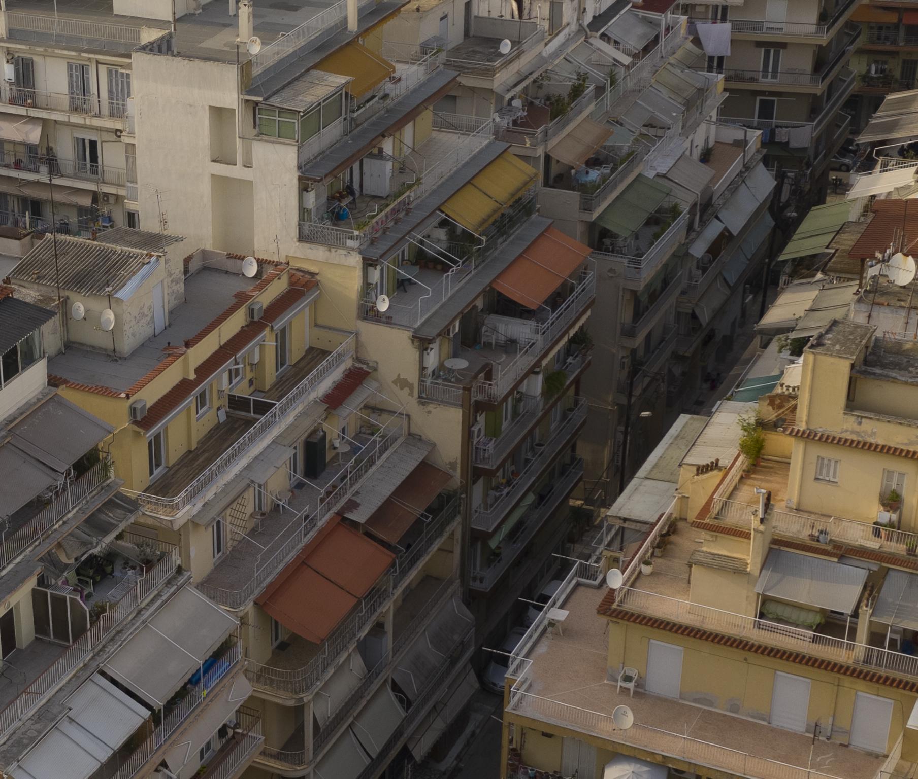 Τα ποσοστά αντιπαροχής εμφανίζουν τάσεις σταδιακής συμπίεσης, με τις νέες συμφωνίες να διαμορφώνονται σε χαμηλότερα επίπεδα από τα ήδη μειωμένα ποσοστά της τελευταίας δεκαετίας.