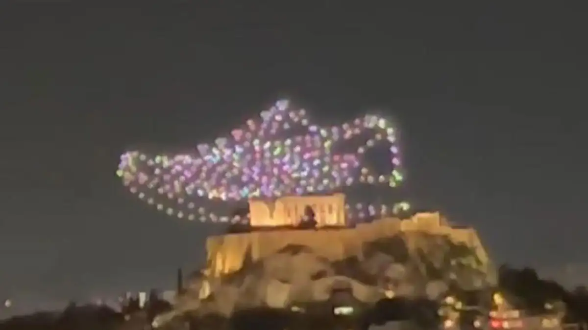 Σάλο έχει προκαλέσει η χρήση της Ακρόπολης ως φόντου σε διαφημιστικό σόου με drones από μεγάλη εταιρεία αθλητικών ειδών