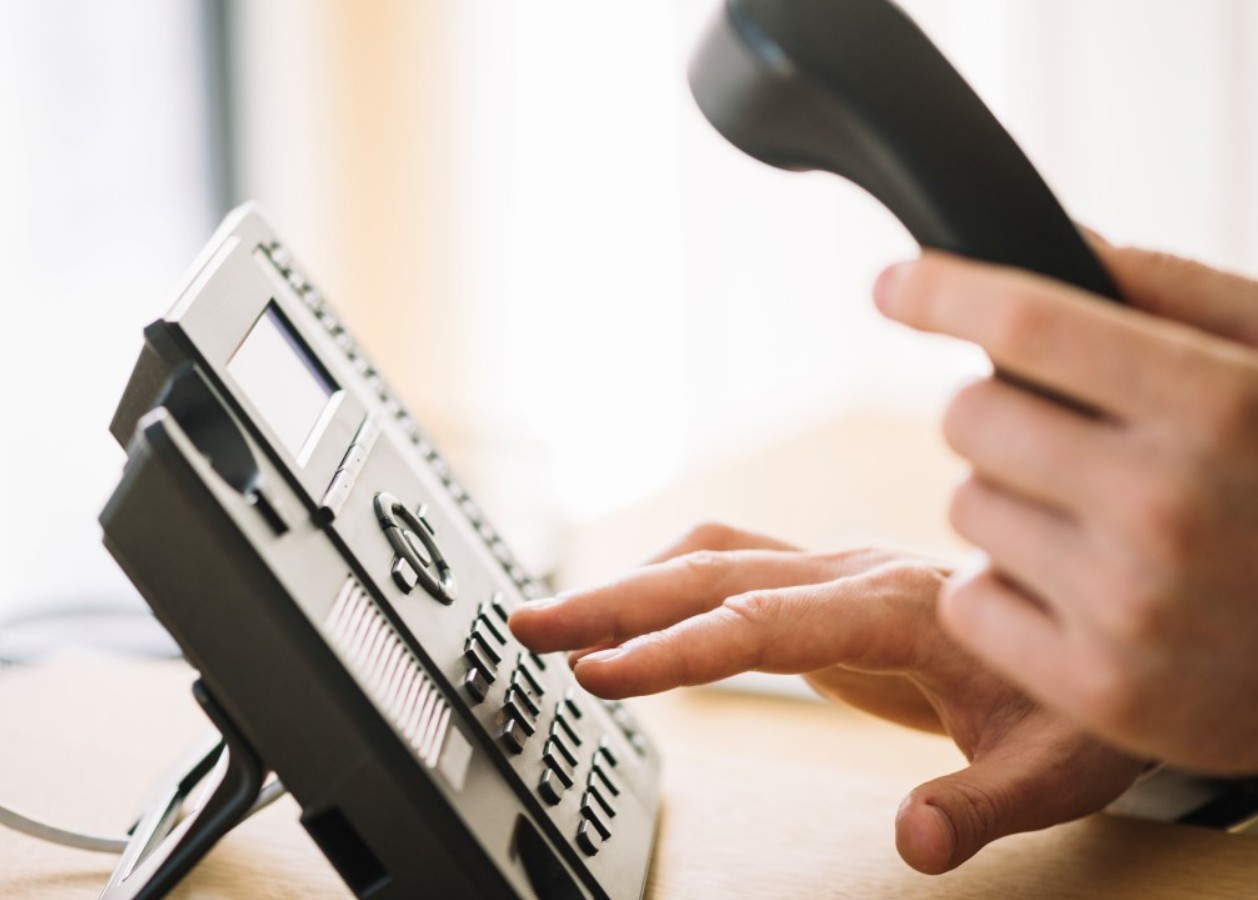 Εξαρθρώθηκε μεγάλο κύκλωμα που εξαπατούσε επενδυτές από τον Κόλπο τηλεφωνικά – 104 συλλήψεις σε δύο εταιρείες στην Αθήνα