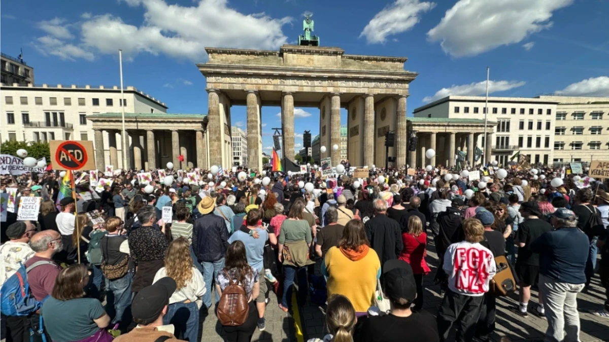 Ξεσηκωμός στη Γερμανία: Χιλιάδες στους δρόμους για να απαγορευτεί η ακροδεξιά AfD