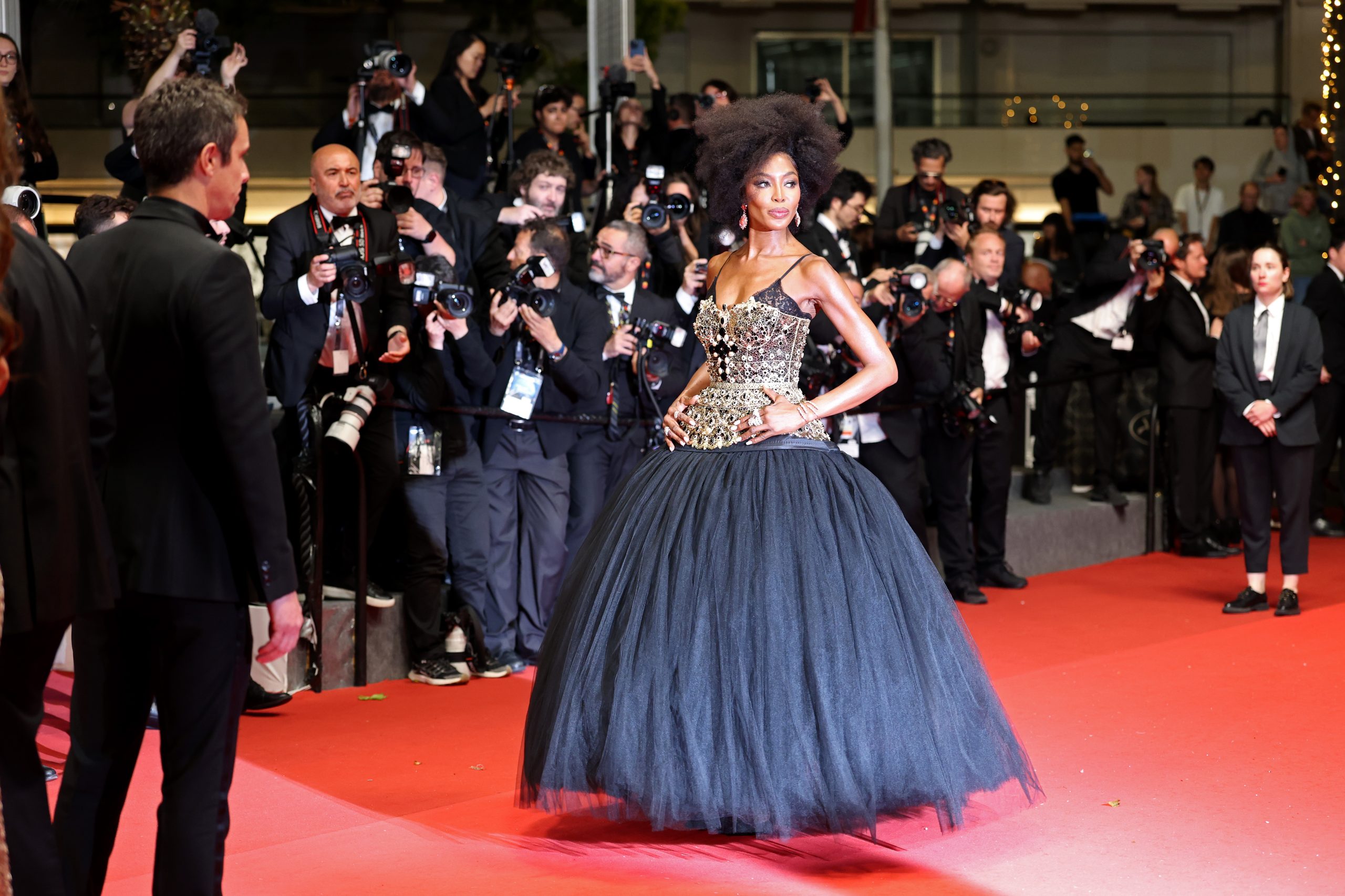 Η εκθαμβωτική Ναόμι Κάμπελ μαγνήτισε το κόκκινο χαλί των Καννών – Μία εμφάνιση που δεν πέρασε απαρατήρητη