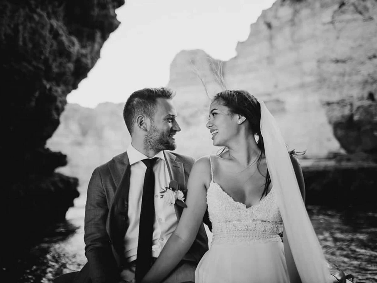 Ξημερώματα 11ης Μαΐου 2021. Ένας άνδρας καλεί την άμεση δράση και με λυγμούς ζητάει να φτάσει ασθενοφόρο στο σπίτι του, στα Γλυκά Νερά.