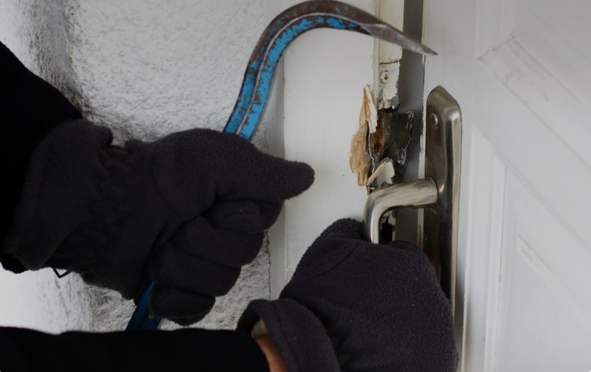 Γλυφάδα: Απίστευτο κι όμως... ελληνικό! 26χρονος διέρρηξε τρεις φορές την ίδια κτηματομεσιτική εταιρεία και απέσπασε 130.000 ευρώ!