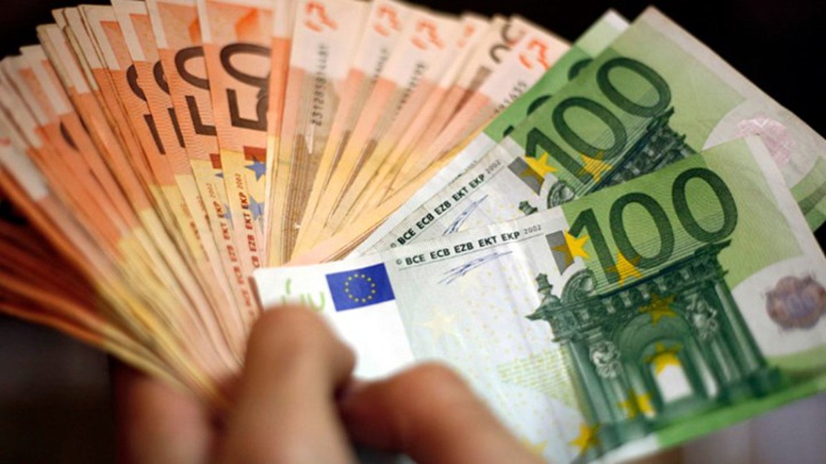 Τα σχέδια για μια «κοινωνία χωρίς μετρητά» δίνουν την θέση τους σε εκκλήσεις για... χαρτονομίσματα κάτω από το στρώμα.