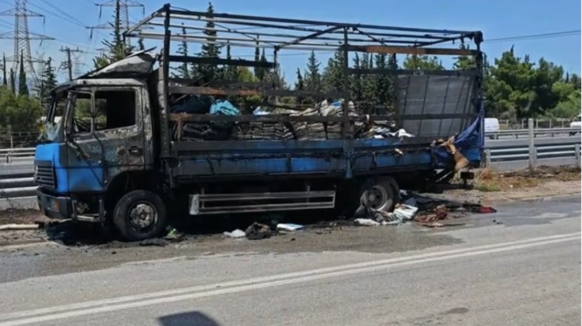 Τρόμος κι αγωνία στο δρόμο: Φορτηγό τυλίχτηκε στις φλόγες εν κινήσει στον Κηφισό – Συγκλονιστική διάσωση του οδηγού
