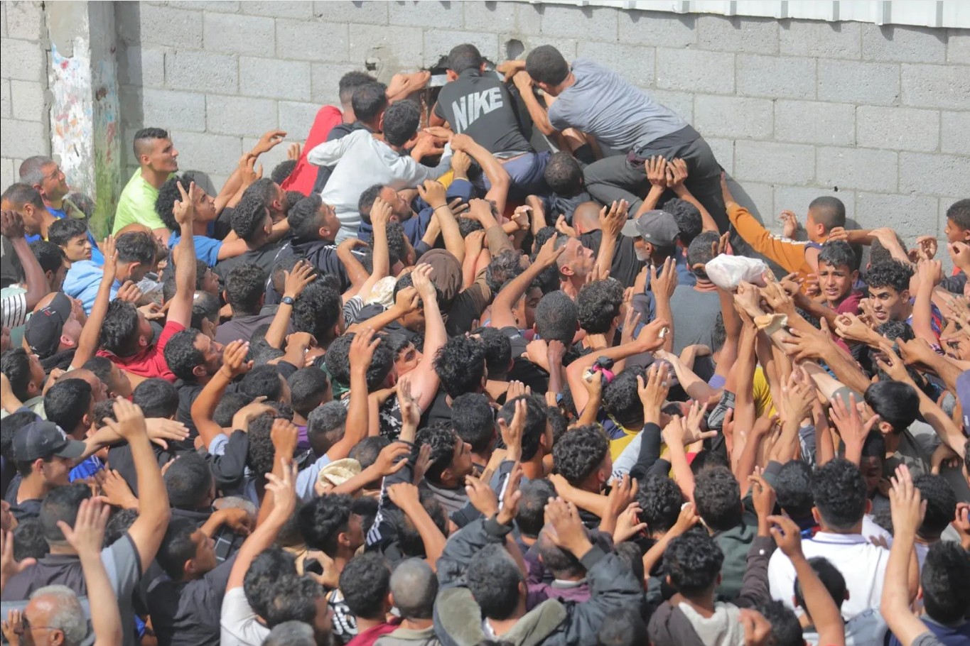 Σκηνές χάους στη Γάζα: Μάχη για ένα κομμάτι ψωμί-Βαθαίνει η ανθρωπιστική κρίση στην Παλαιστίνη