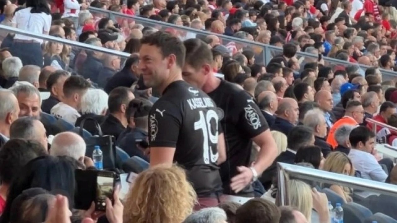 Στέφανος Κασσελάκης: Με φανέλα του...ΟΦΗ στον τελικό κυπέλλου με τον Ολυμπιακό-Ξέχασε ότι πέρυσι στον τελικό του Conference League υποστήριζε την ομάδα του Βαγγέλη Μαρινάκη