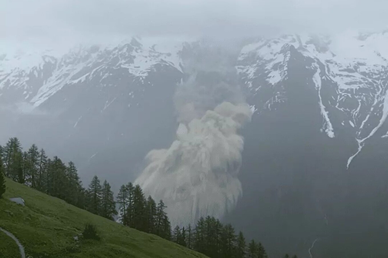 Σκηνές βιβλικής καταστροφής στις Άλπεις – Γιγαντιαία κατολίσθηση μετά την κατάρρευση παγετώνα στην Ελβετία - Βίντεο που κόβουν την ανάσα