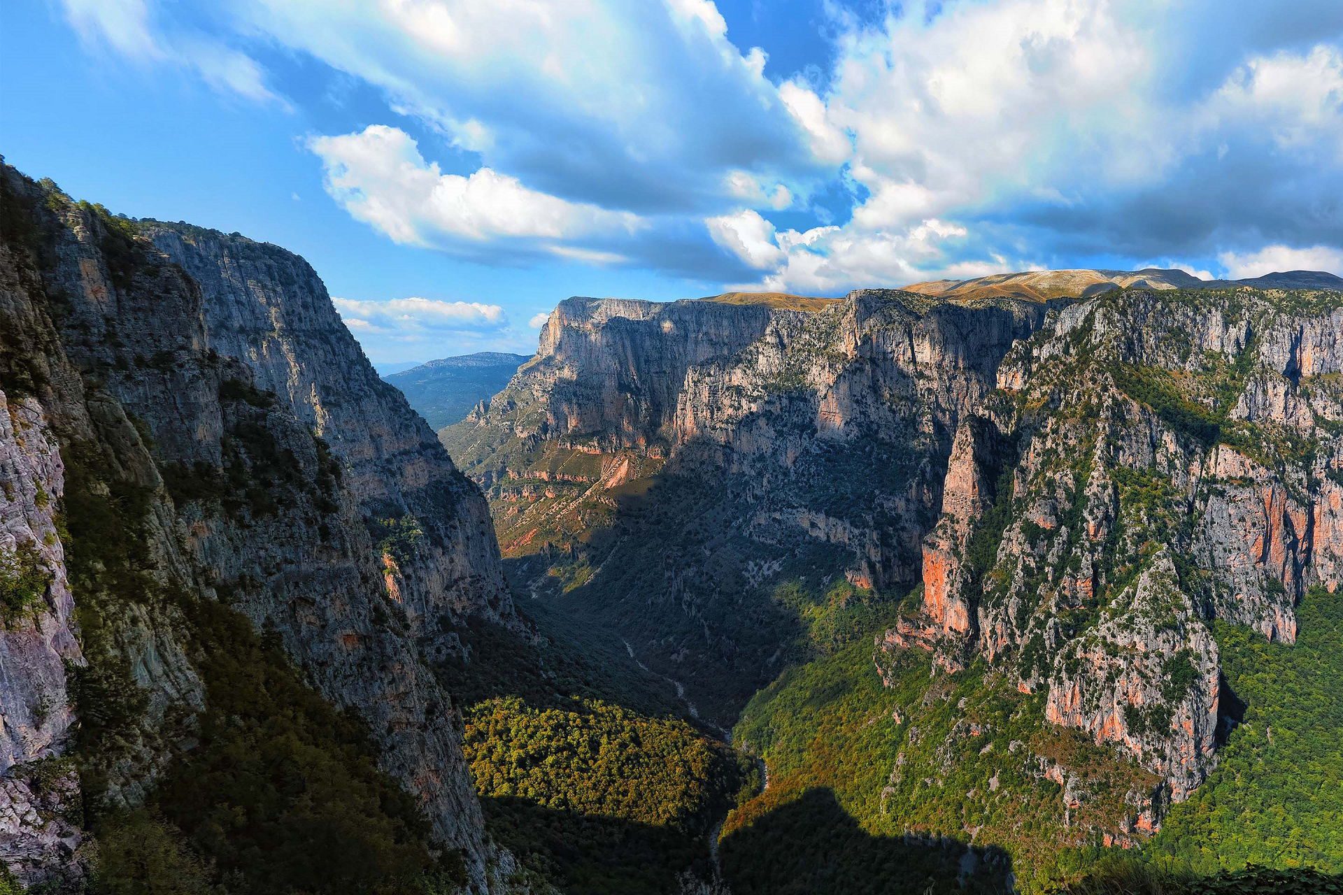 Επιχείρηση Διάσωσης στην Κόνιτσα: Τέσσερις Γυναίκες Εγκλωβίστηκαν σε Μονοπάτι – Μία Τραυματίας