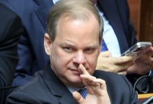 Τραγωδία στα Τέμπη: Προανακριτική για «τα μάτια του κόσμου» – Μόνο πλημμέλημα... χρεώνει η ΝΔ στον Καραμανλή