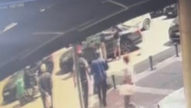 Θύμα άγριας επίθεσης μέσα στο αυτοκίνητό του από τέσσερις άνδρες έπεσε μέρα μεσημέρι σε κεντρικό δρόμο της Θεσσαλονίκης ένας 36χρονος γιατρός.