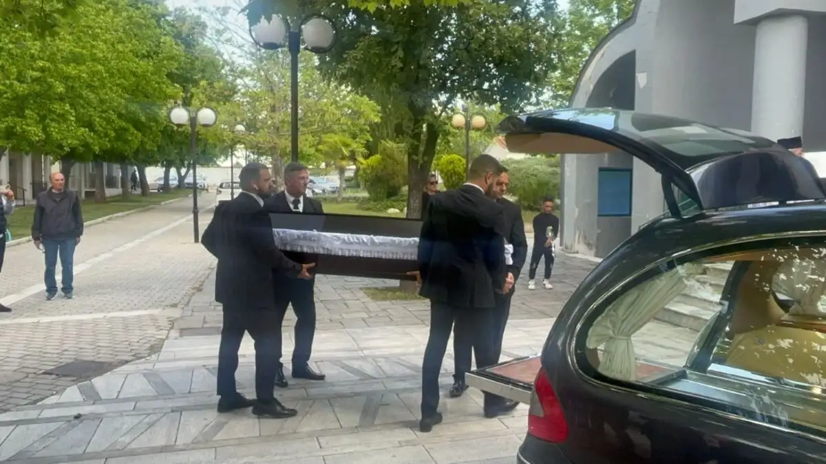 Βαρύ είναι το κλίμα στο κοιμητήριο της Λάρισας όπου τελείται η κηδεία της 52χρονης Λουίζας Ρίνη, η οποία δολοφονήθηκε από τον 21χρονο γιο της.