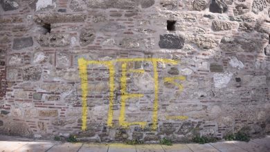 Άγνωστοι βανδάλισαν τον Λευκό Πύργο, το μνημείο σύμβολο της συμπρωτεύουσας, κάνοντας γκράφιτι με κίτρινη μπογιά.