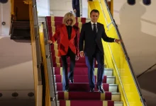 Διεθνής σάλος με το «χαστούκι της Μπριζίτ»: Απέλπιδα και αμήχανη η αντίδραση Μακρόν - "Ίσως τελικά ήταν το χέρι του Κρεμλίνου" - Με το γάντι τον ειρωνεύεται και η Μόσχα