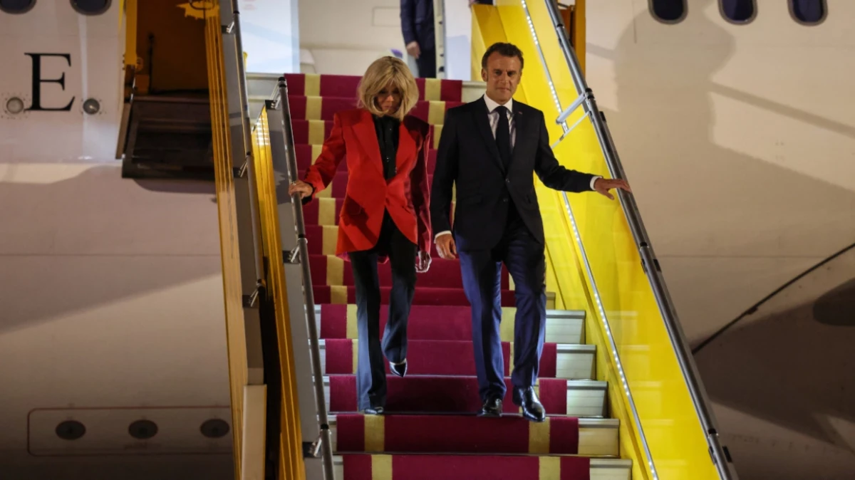 Διεθνής σάλος με το «χαστούκι της Μπριζίτ»: Απέλπιδα και αμήχανη η αντίδραση Μακρόν - "Ίσως τελικά ήταν το χέρι του Κρεμλίνου" - Με το γάντι τον ειρωνεύεται και η Μόσχα