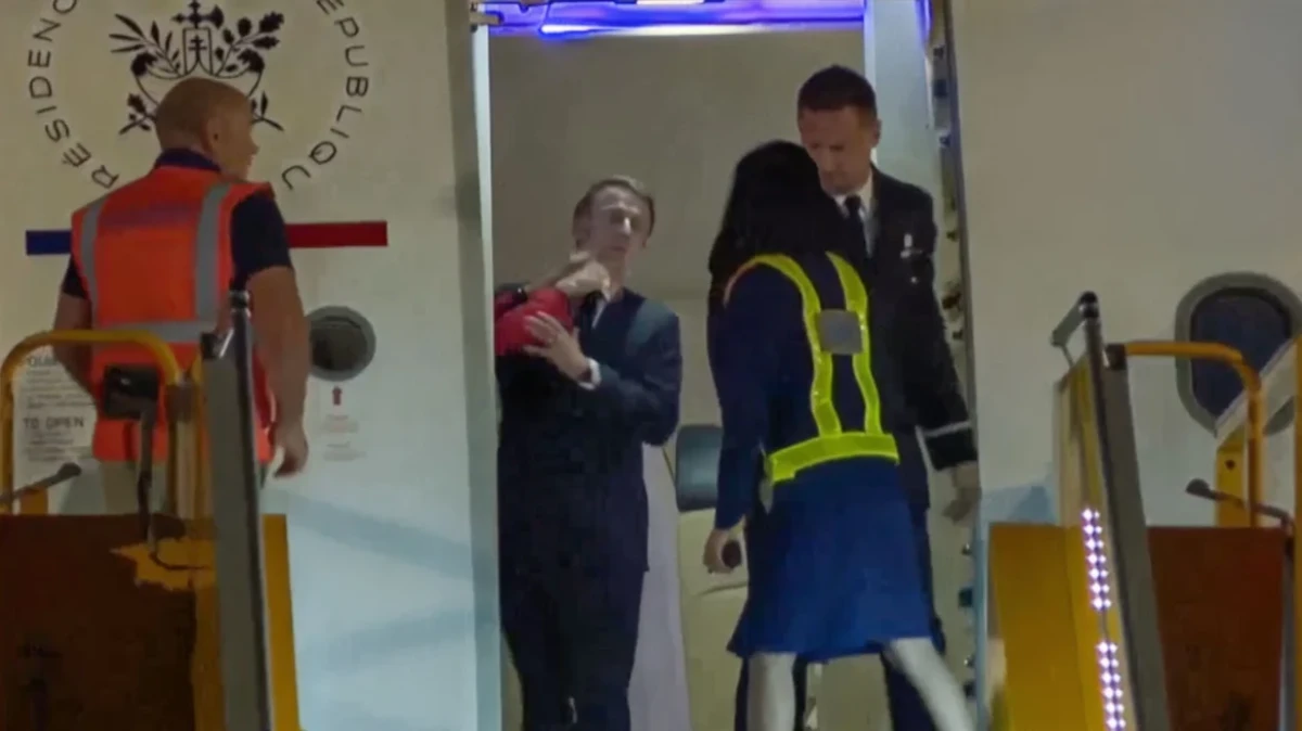 Τα μάζεψε όπως - όπως ο Μακρόν για το viral χαστούκι της Μπριζίτ: «Αστειευόμασταν – δεν έγινε και παγκόσμια κρίση»