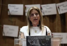 Η Μαρία Καρυστιανού ξεσπά για το πόρισμα Καρώνη: «Έκτρωμα χωρίς ήθος – Ντροπή για την επιστήμη και τη μνήμη των νεκρών»