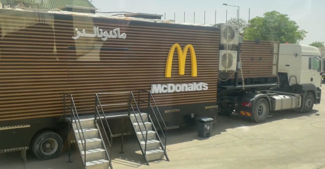 Μια… «γευστική» υποδοχή για τον Ντόναλντ Τραμπ στη Σαουδική Αραβία – Με κινητό κατάστημα McDonald’s!