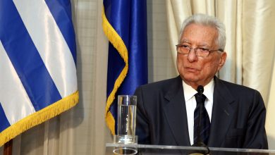 Ο θάνατος του Πέτρου Μολυβιάτη αποτελεί απώλεια για την Ελλάδα, όπως εξηγεί ο πρώην Πρωθυπουργός Κώστας Καραμανλής στην συλλυπητήρια δήλωσή του.
