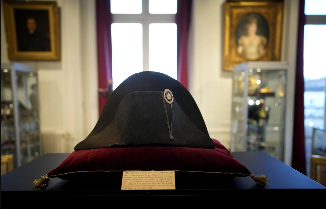 Ένα καπέλο με ιστορία: Σπάνιο δίκερο του Ναπολέοντα σε δημοπρασία με εκτίμηση έως 800.000 ευρώ