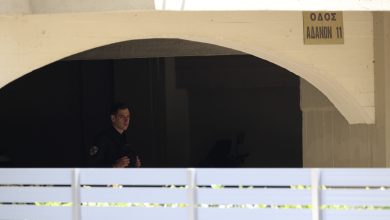 Ένα αιματηρό επεισόδιο σημειώθηκε το πρωί της Κυριακής (11/5) στη Νέα Σμύρνη, όπου ένας 71χρονος πατέρας μαχαίρωσε θανάσιμα