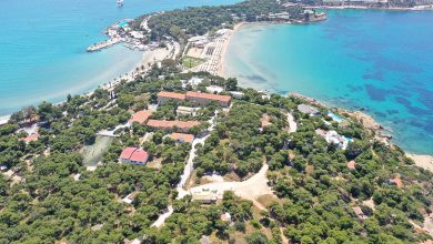 Ένα μεγάλο σκάνδαλο βρίσκεται σε εξέλιξη σε μια από τις πιο ειδυλλιακές, πανέμορφες και …πανάκριβες περιοχές – όχι μόνον της Ελλάδος- αλλά και ολόκληρης της Ευρώπης: