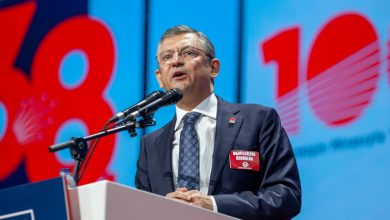 Άγνωστος επιτέθηκε εναντίον του προέδρου του Ρεπουμπλικανικού Λαϊκού Κόμματος (CHP) της αξιωματικής αντιπολίτευσης, Οζγκιούρ Οζέλ, την ώρα που αποχωρούσε από την επιμνημόσυνη τελετή στη Κωνσταντινούπολη για τον βουλευτή του φιλοκουρδικού κόμματος DEM, Σιρί Σουρεγιά Οντέρ.