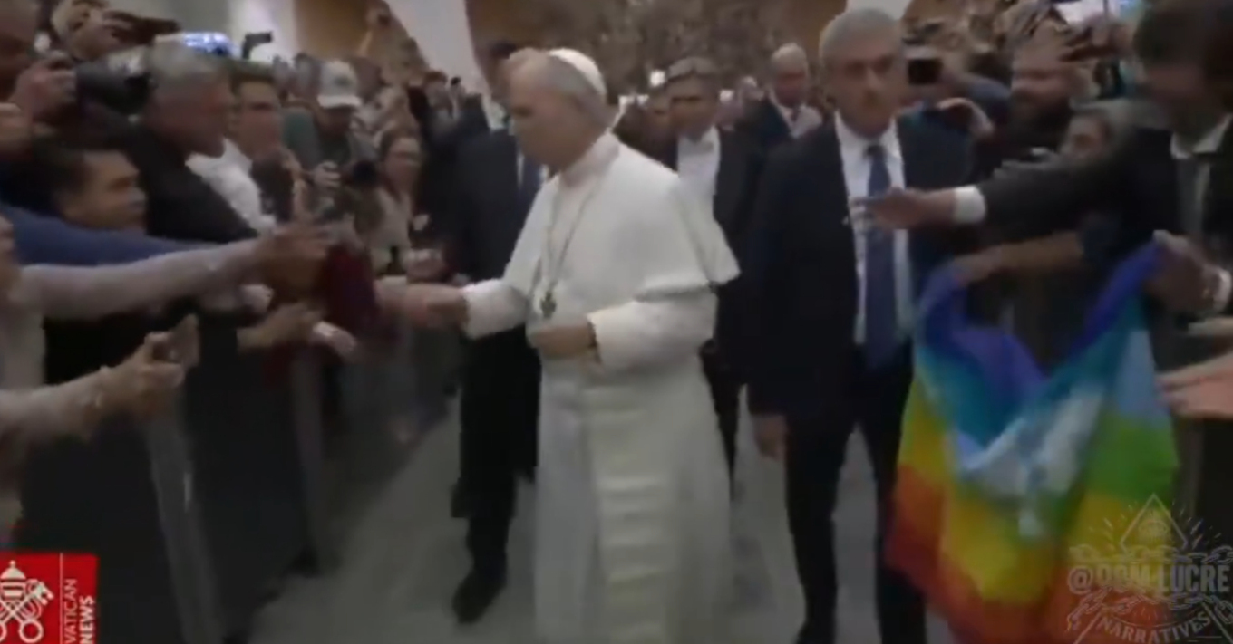 Viral βίντεο με τον Πάπα Λέοντα ΙΔ’: Αγνόησε ΛΟΑΤΚΙ σημαία ή... απλώς την προσπέρασε;