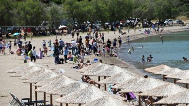 Το αδιαχώρητο επικράτησε σήμερα στις νότιες παραλίες της Αττικής, με θερμοκρασία που πλησίασε τους 30 βαθμούς Κελσίου.