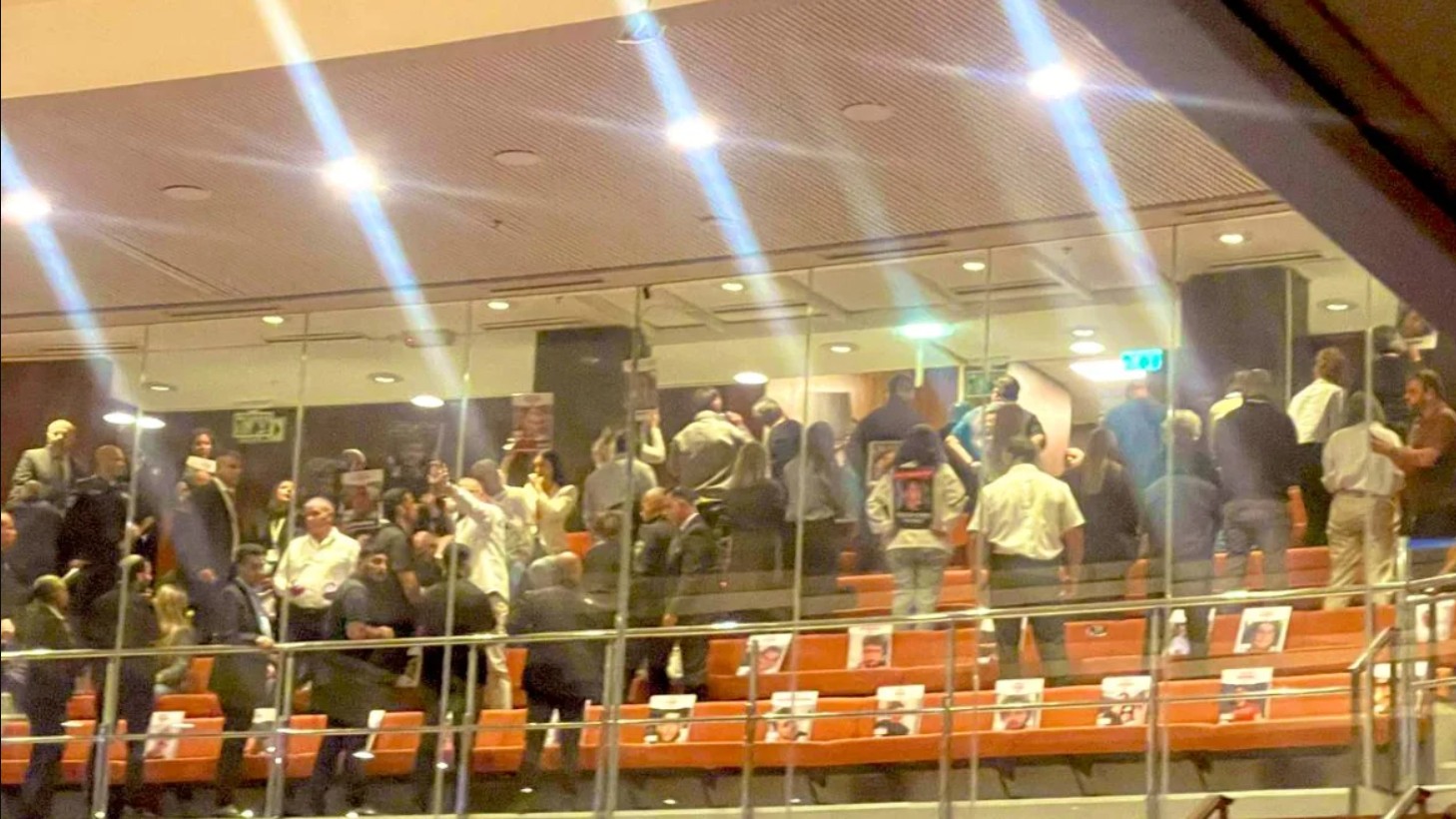 Γύρισαν την πλάτη στο Νετανιάχου οι συγγενείς 58 ομήρων κατά τη διάρκεια της ομιλίας του στην Κνεσέτ-«600 ημέρες εγκατάλειψης και λησμονιάς»