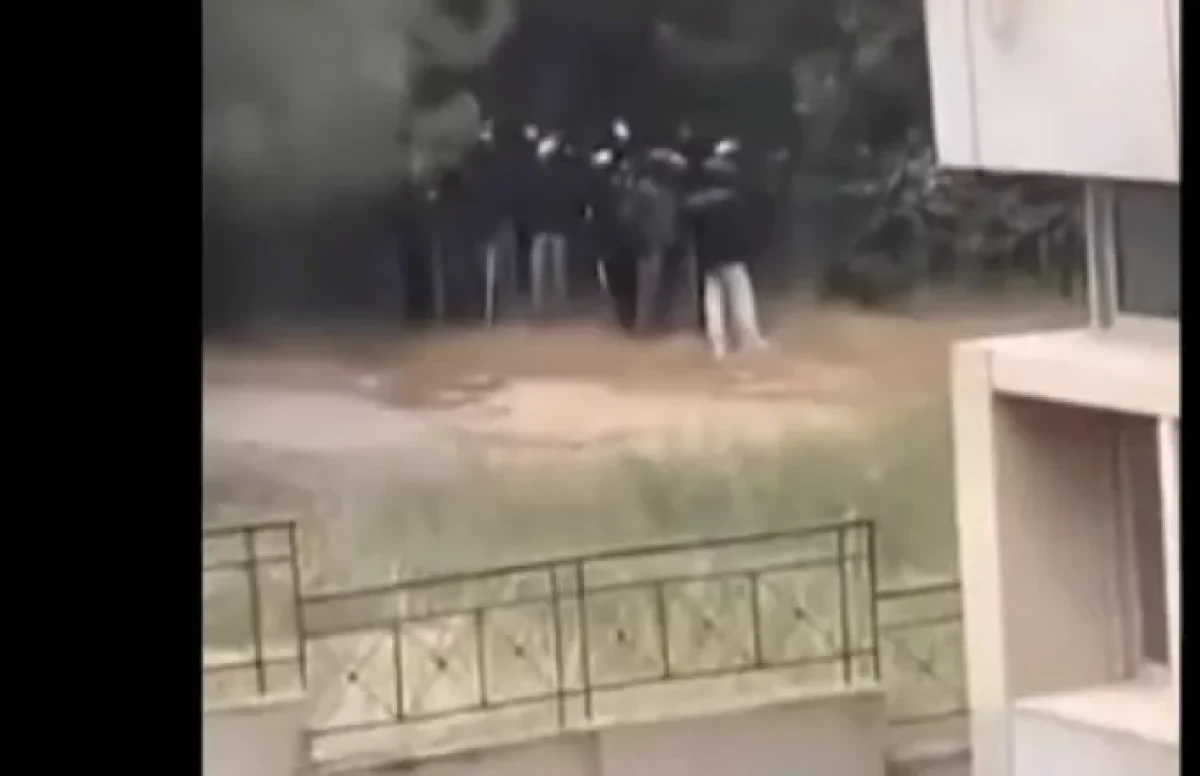 Πολυτεχνειούπολη: Oμάδα κουκουλοφόρων τα έκανε «γυαλιά – καρφιά»