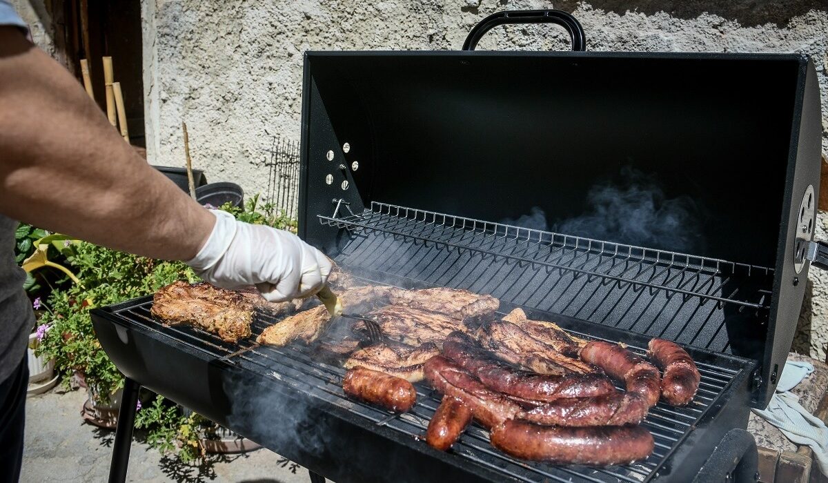 Πίσω ολοταχώς κάνει η κυβέρνηση στο θέμα της απαγόρευσης των ψησταριών στα πανηγύρια για να μπουν catering – Έντρομη επιχειρεί να σβήσει τη φωτιά που άναψε. Δεν υπάρχει νέα νομοθετική ρύθμιση.Μετά το νέο αυτογκόλ που έβαλε η κυβέρνηση ξεσηκώνοντας θύελλα αντιδράσεων με το ενδεχόμενο να απαγορευτούν στα πανηγύρια οι ψησταριές και να αντικατασταθούν από «υπηρεσίες  catering», έρχεται να συμμαζέψει τη νέα γκάφα της.   
