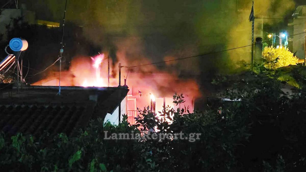 Σκηνές χάους στη Λαμία: Στις φλόγες σπίτι οικογένειας Ρομά – Ο ιδιοκτήτης επέστρεψε εξαγριωμένος με μαχαίρι φωνάζοντας «μου έβαλαν φωτιά!»